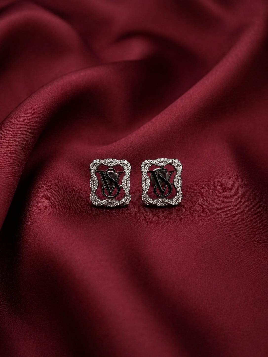 VS engraved earring