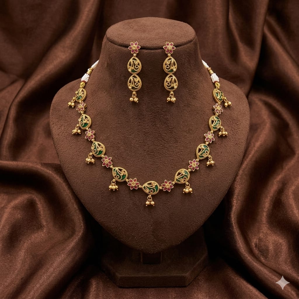 paisely motifs necklace haar